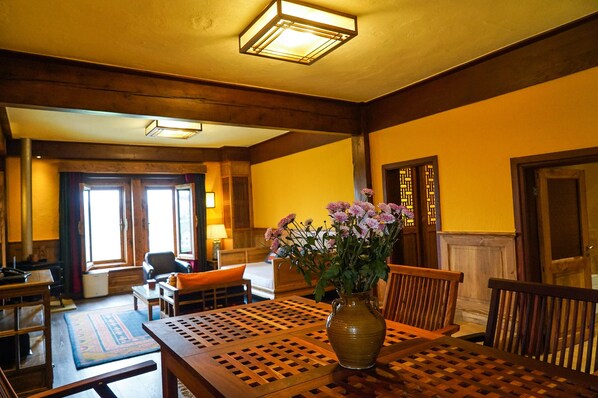 Deluxe Suite | Living area | Flat-screen TV - Songtsam Linka Shangri-La (Deqin)