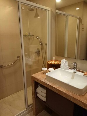 Standard Room | Bathroom sink - China Garden Hotel (Suzhou)