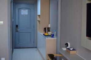 Escritorio, sistema de insonorización y tabla de planchar con plancha 