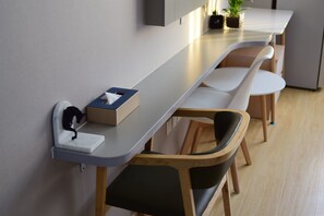 办公桌、隔音、熨斗/熨板、免费 WiFi