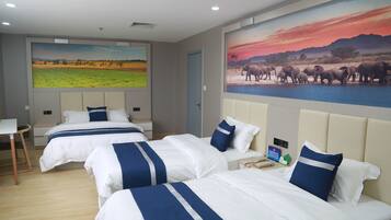 Family Suite | Desk, soundproofing, iron/ironing board, free WiFi