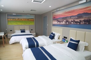 Escritorio, sistema de insonorización y tabla de planchar con plancha 