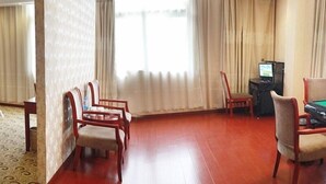 A hotel room with a wooden floor, a television, and a pool table. - Greentree Inn Hefei Chaohu City Xiangyang Road Hot (Hefei)