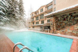 Outdoor pool, open 9 AM to 9 PM, sun loungers - The Galatyn Lodge (Vail)