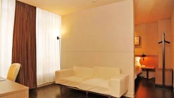 商务客房 (Selected A) | 起居区 | 电视