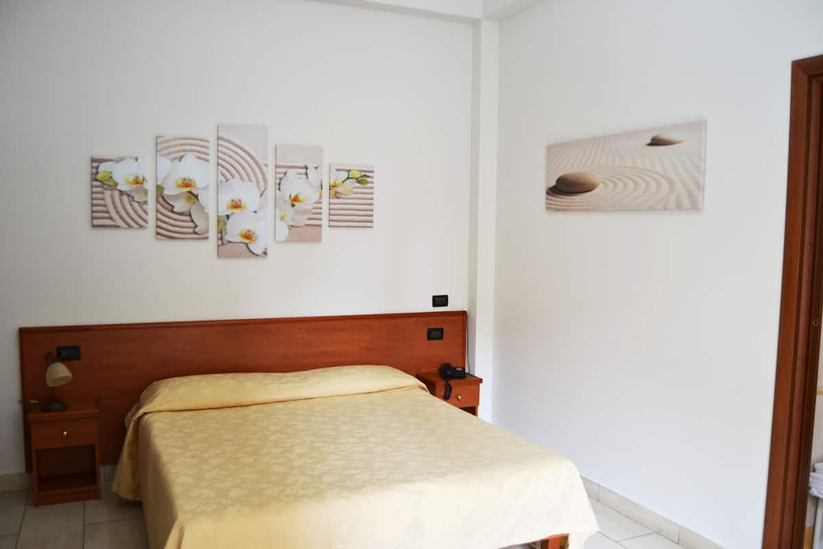Peralatan tempat tidur premium, bar mini, peti besi dalam bilik