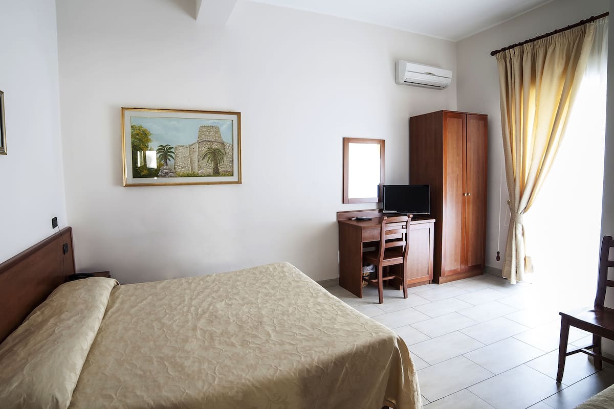 Peralatan tempat tidur premium, bar mini, peti besi dalam bilik