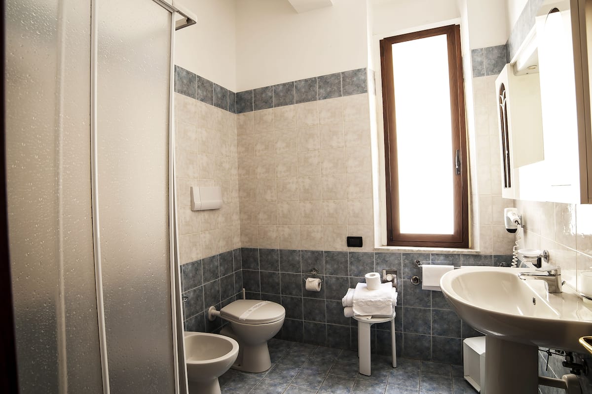 Duş, geniş duş başlığı, ücretsiz banyo/kozmetik ürünleri