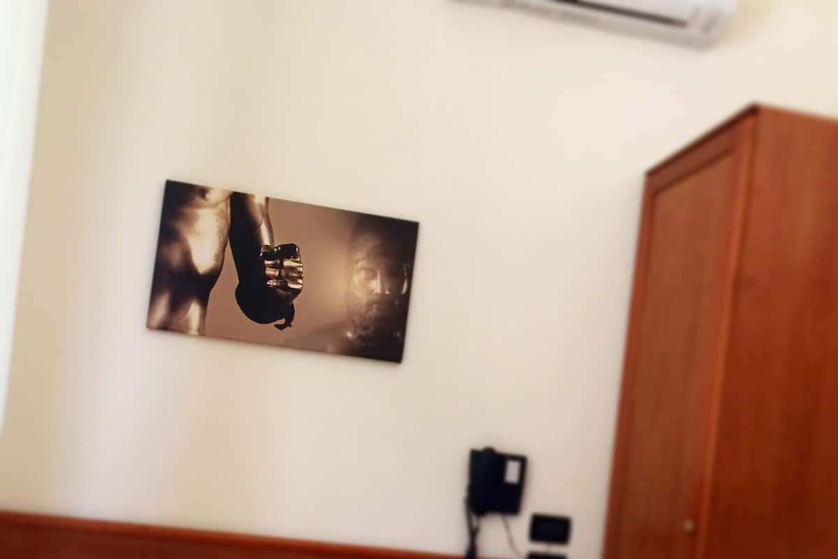 Tek Kişilik Oda | Kaliteli yatak takımı, minibar, odada kasa, ayrı ayrı dekore edilmiş