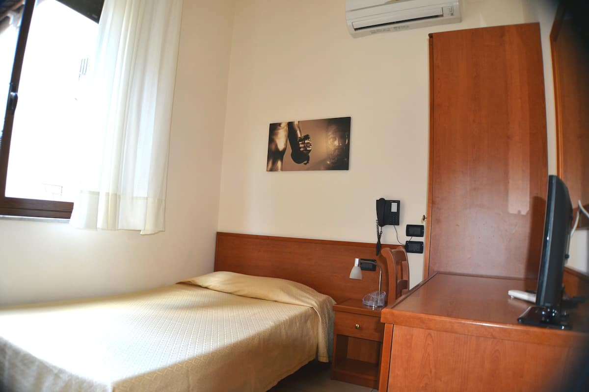 Tek Kişilik Oda | Kaliteli yatak takımı, minibar, odada kasa, ayrı ayrı dekore edilmiş