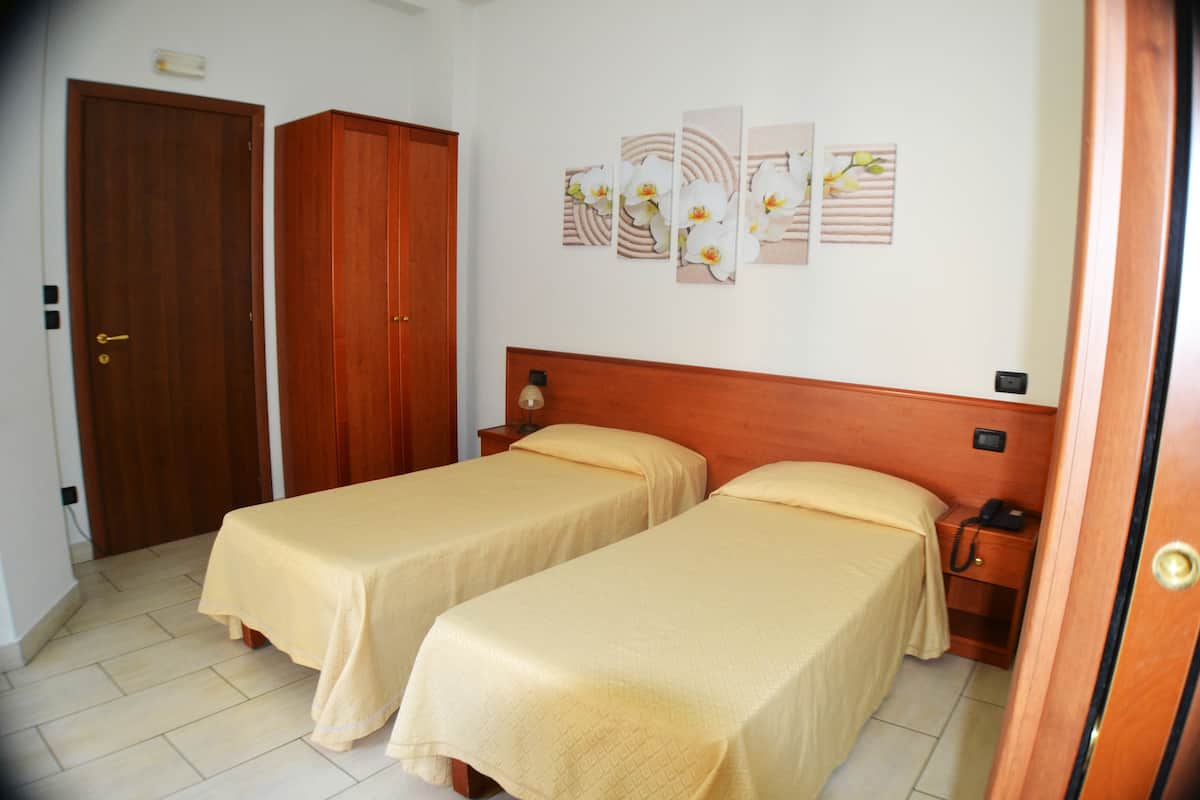 Tek Büyük Yataklı Oda | Kaliteli yatak takımı, minibar, odada kasa, ayrı ayrı dekore edilmiş