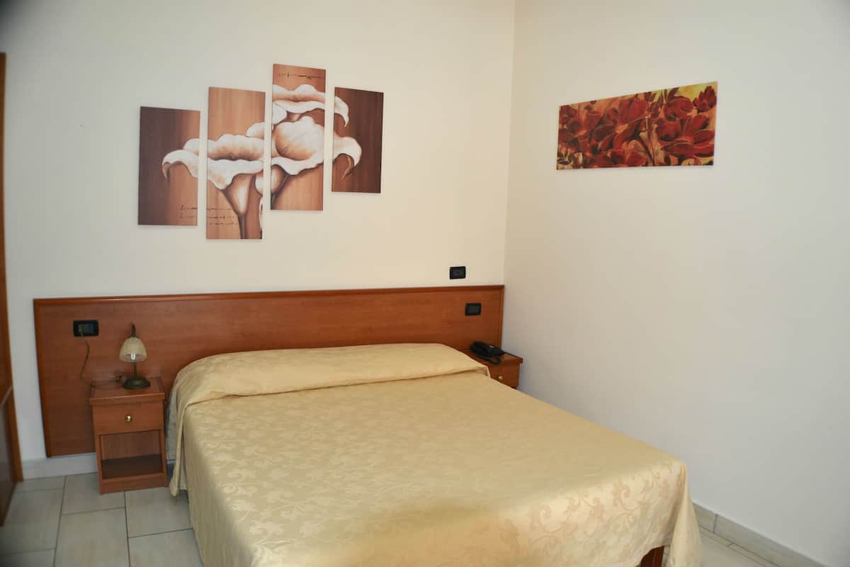 Üç Kişilik Oda, Balkon | Kaliteli yatak takımı, minibar, odada kasa, ayrı ayrı dekore edilmiş