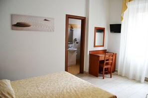 Premium bedding, minibar, in-room safe, individually decorated - B&B Centrale (Reggio Calabria)