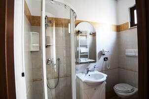 Shower, rainfall showerhead, free toiletries, hair dryer