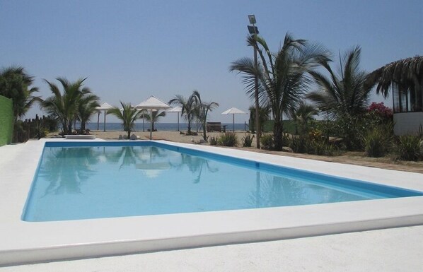 Outdoor pool - Villa Esperanza Bungalows (Bocapan)