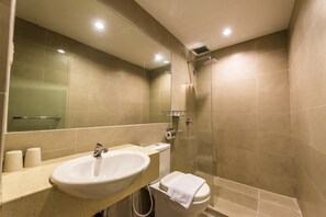 Phòng Superior (No Window) | Phòng tắm | Buồng tắm vòi sen, đồ dùng nhà tắm miễn phí, máy sấy tóc 
