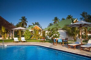 Outdoor pool, pool umbrellas, sun loungers - Kisiwa on the Beach (Paje)