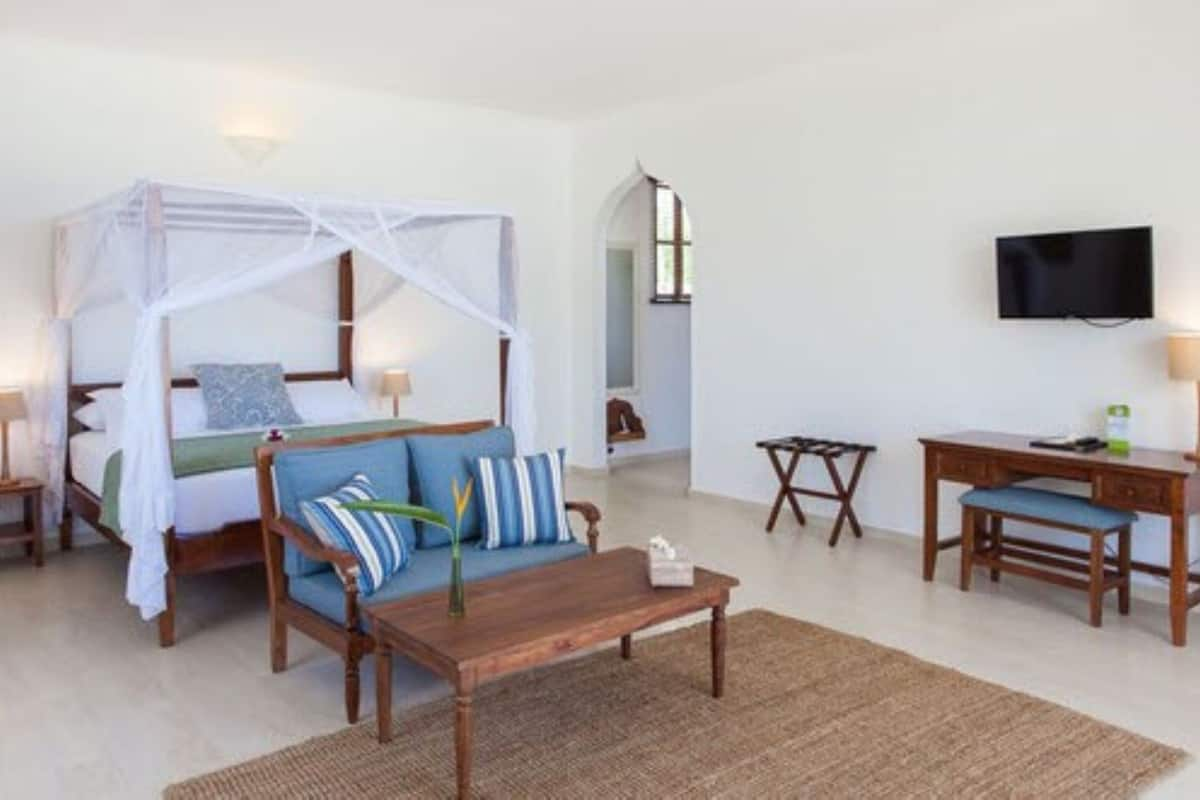 Villa Grand, vistas parciales al mar | Sábanas de algodón egipcio, ropa de cama de alta calidad, minibar