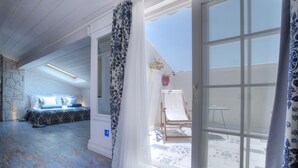 Amplia habitación con un gran ventanal corredero que da a un espacio exterior.