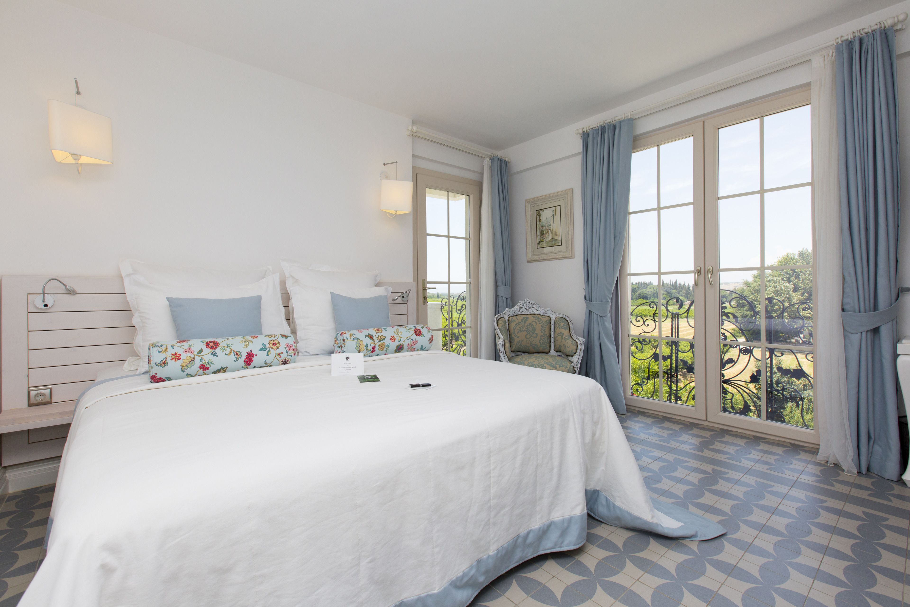 Rom – standard | Sengetøy i egyptisk bomull, dundyner, senger med overmadrass og minibar