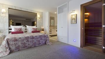 Ein Schlafzimmer mit einem großen Bett, einem Kleiderschrank und einem Spiegel.