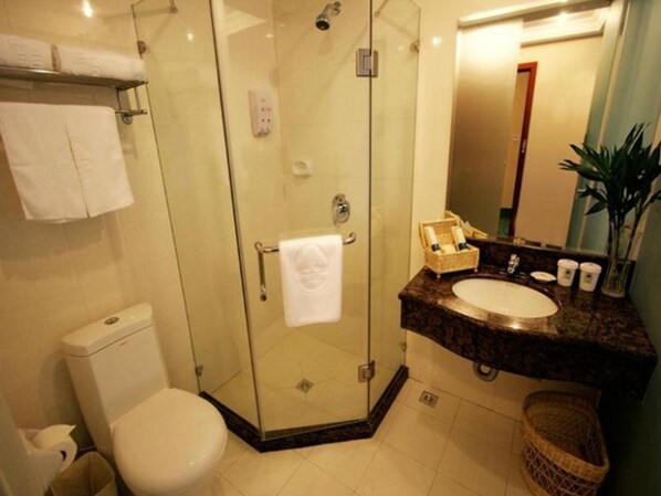 A modern bathroom with a glass-enclosed shower, a white toilet, a sink with a marble countertop, and a mirror. - GreenTree Inn BengBu HuaiHe Road Pedestrian Street Hotel (Bengbu)