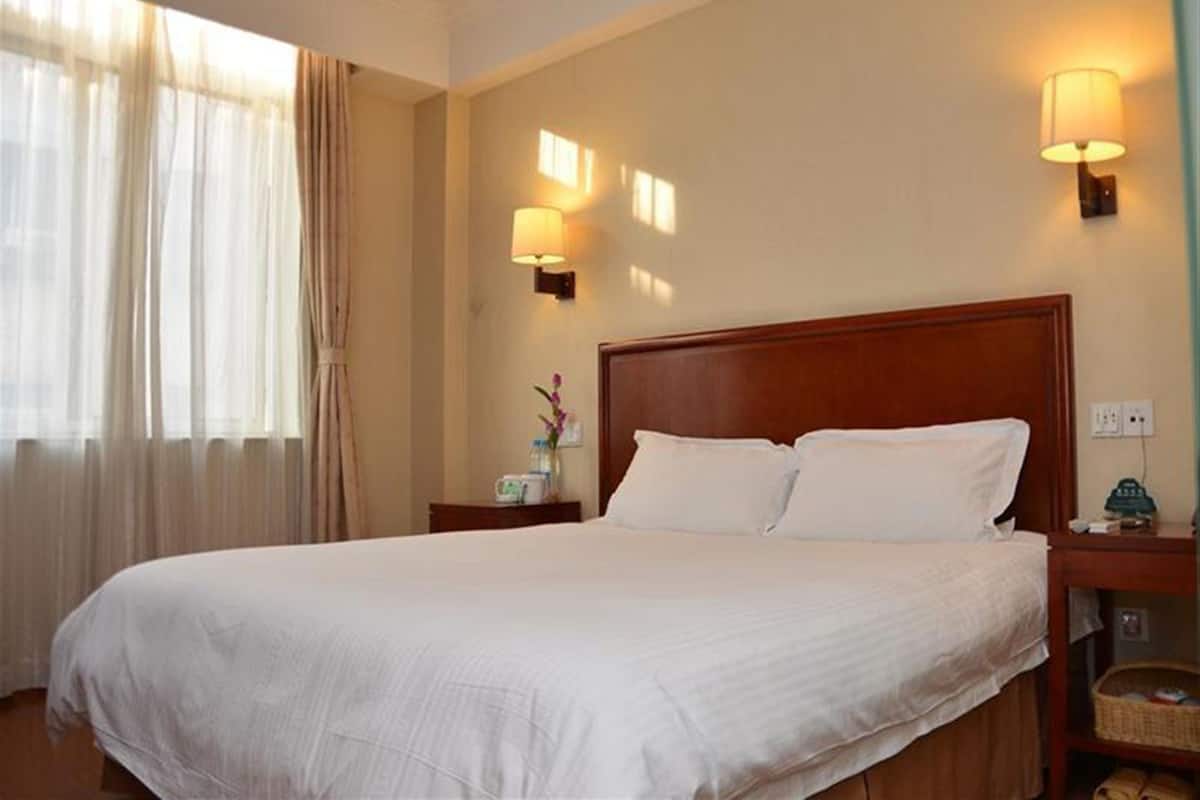 Double Room | Blackout drapes, iron/ironing board, free WiFi