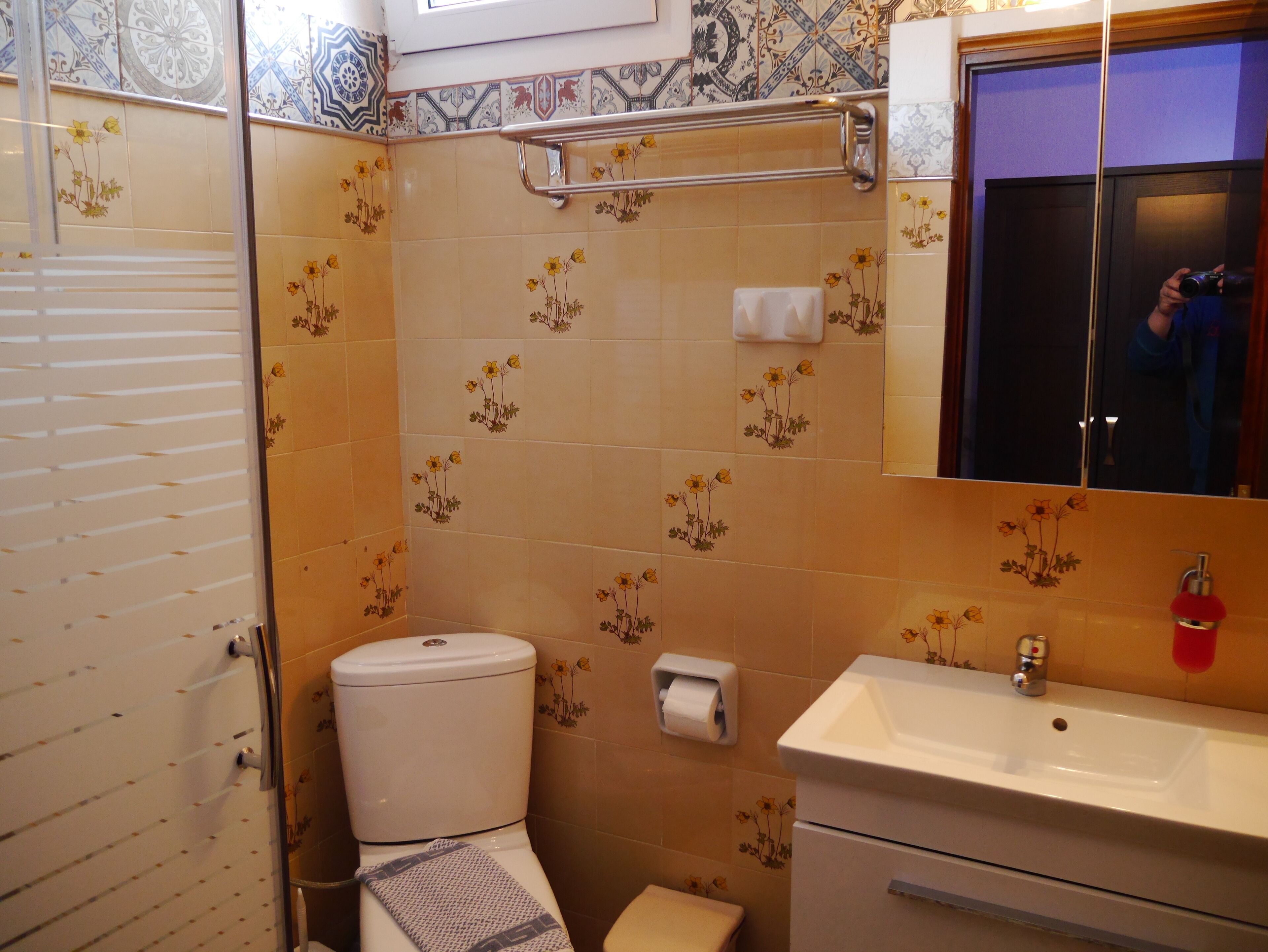 Une salle de bain comprenant des toilettes, un lavabo et un espace douche.