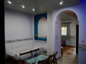 Apartment, 1 Bedroom with Garden View | リビング エリア | LED テレビ