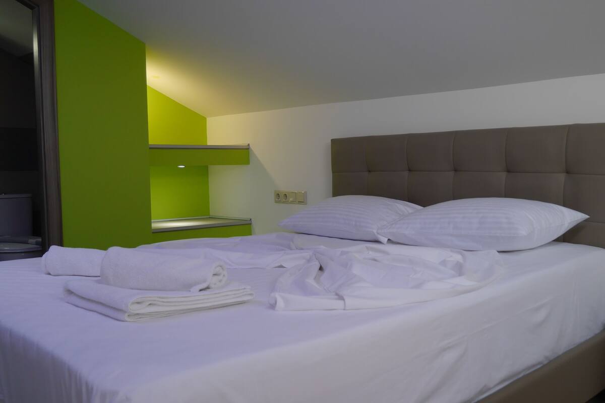 Attic with Mountain View | In-room safe, soundproofing, WiFi (free), bed sheets