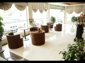 Coin salon dans le hall