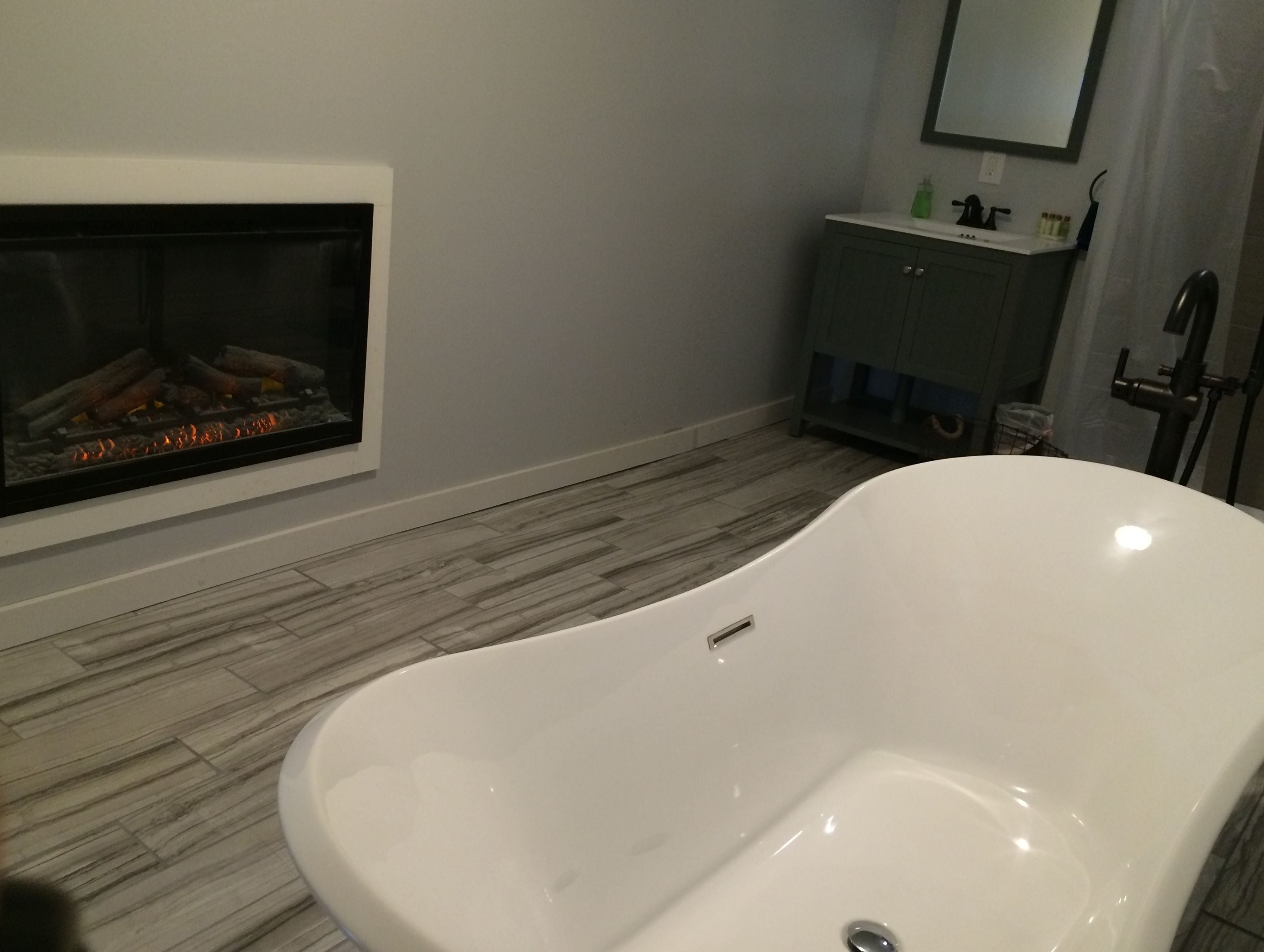 premier suite, 1 bedroom, fireplace | bathroom | shower, hair dryer, towels