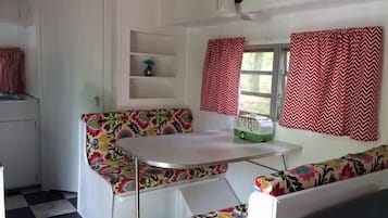 Makan di kamar