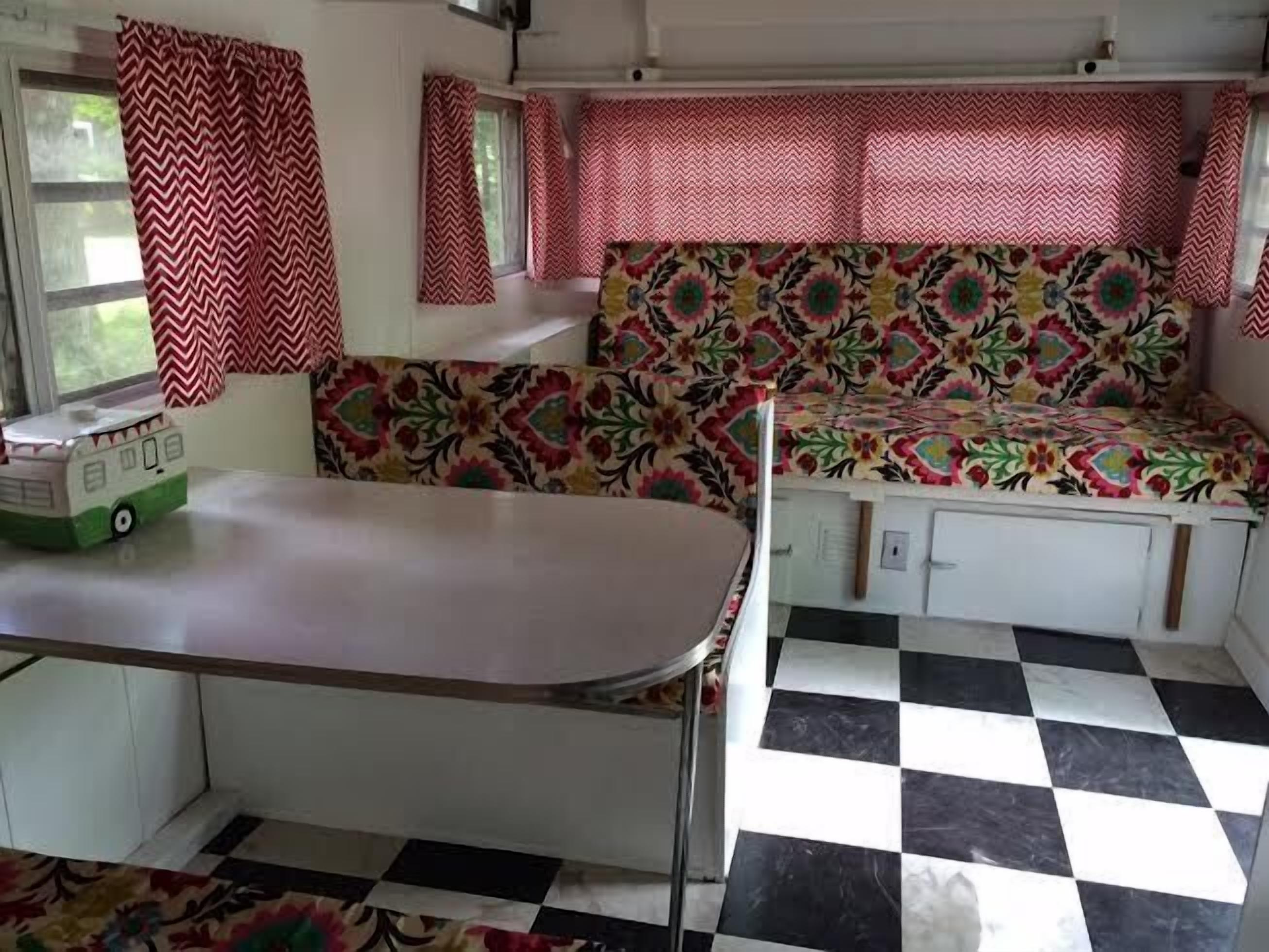 signature mobile home | in-room dining