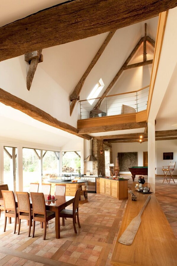 Maison, 5 chambres, terrasse, côté jardin | Salle de séjour | Télévision à écran plat, cheminée