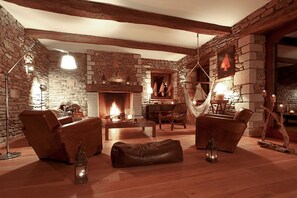 Hus - 5 sovrum - terrass - trädgård | Vardagsrum | Platt-tv och eldstad