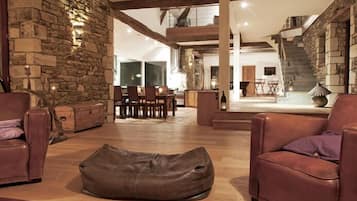 Maison, 5 chambres, terrasse, cÎté jardin | Coin salon dans le hall