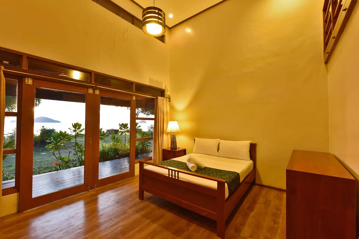 Beachfront Loft | Escritorio y ropa de cama