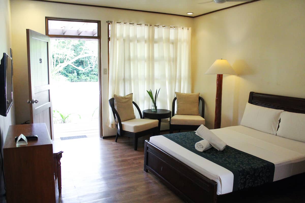 Garden Room | Escritorio y ropa de cama