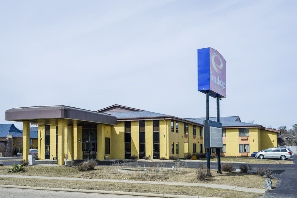 Un edificio amarillo con un letrero azul que dice "EconoLodge".