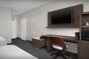 Luxe beddengoed, pillowtop-bedden, een bureau, een laptopwerkplek