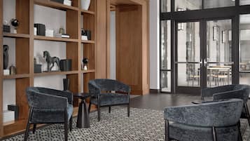 Coin salon dans le hall