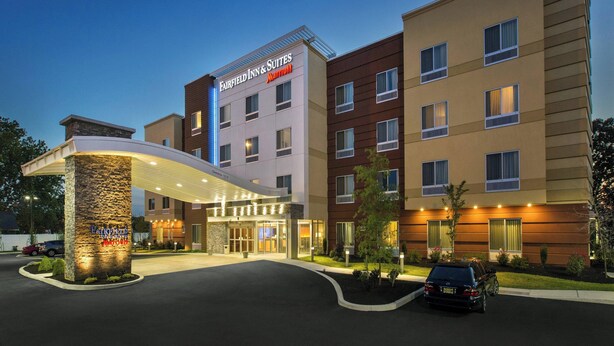 A Fairfield Inn & Suites by Marriott hotel with a modern design, featuring a prominent entrance, a covered parking area, and well-maintained landscaping. - Fairfield Inn & Suites Wilmington New Castle (New Castle)