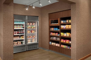 Zona de venta automática de aperitivos y bebidas, con áreas refrigeradas y sin refrigerar.