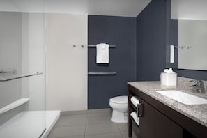 Articles de toilette (gratuits), séchoir à cheveux, serviettes fournies
