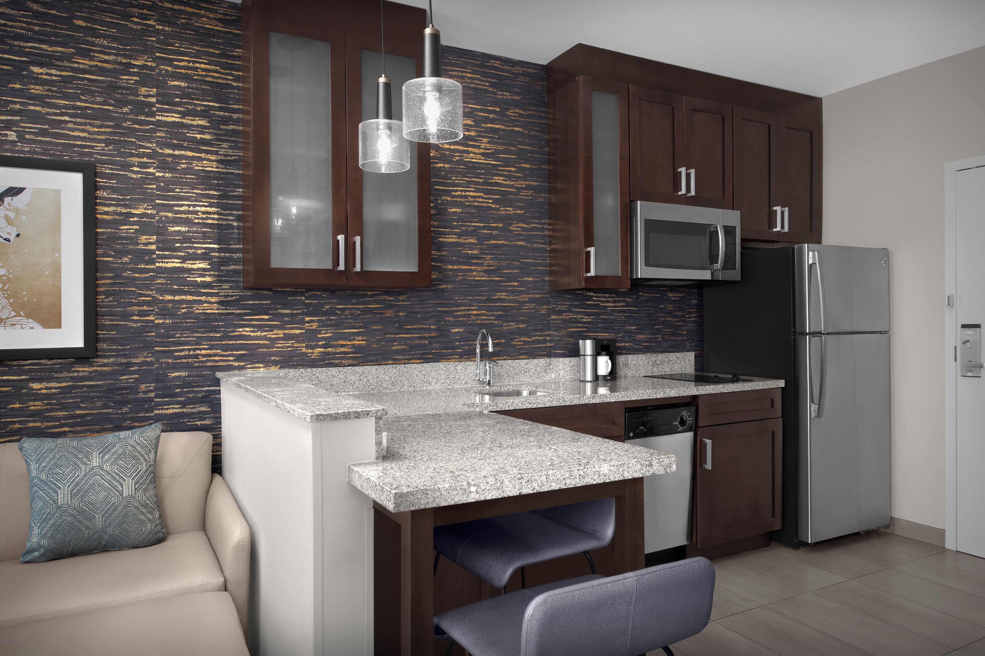 Geladeira, micro-ondas, cooktop, lava-louças