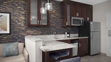 Geladeira, micro-ondas, cooktop, lava-louças