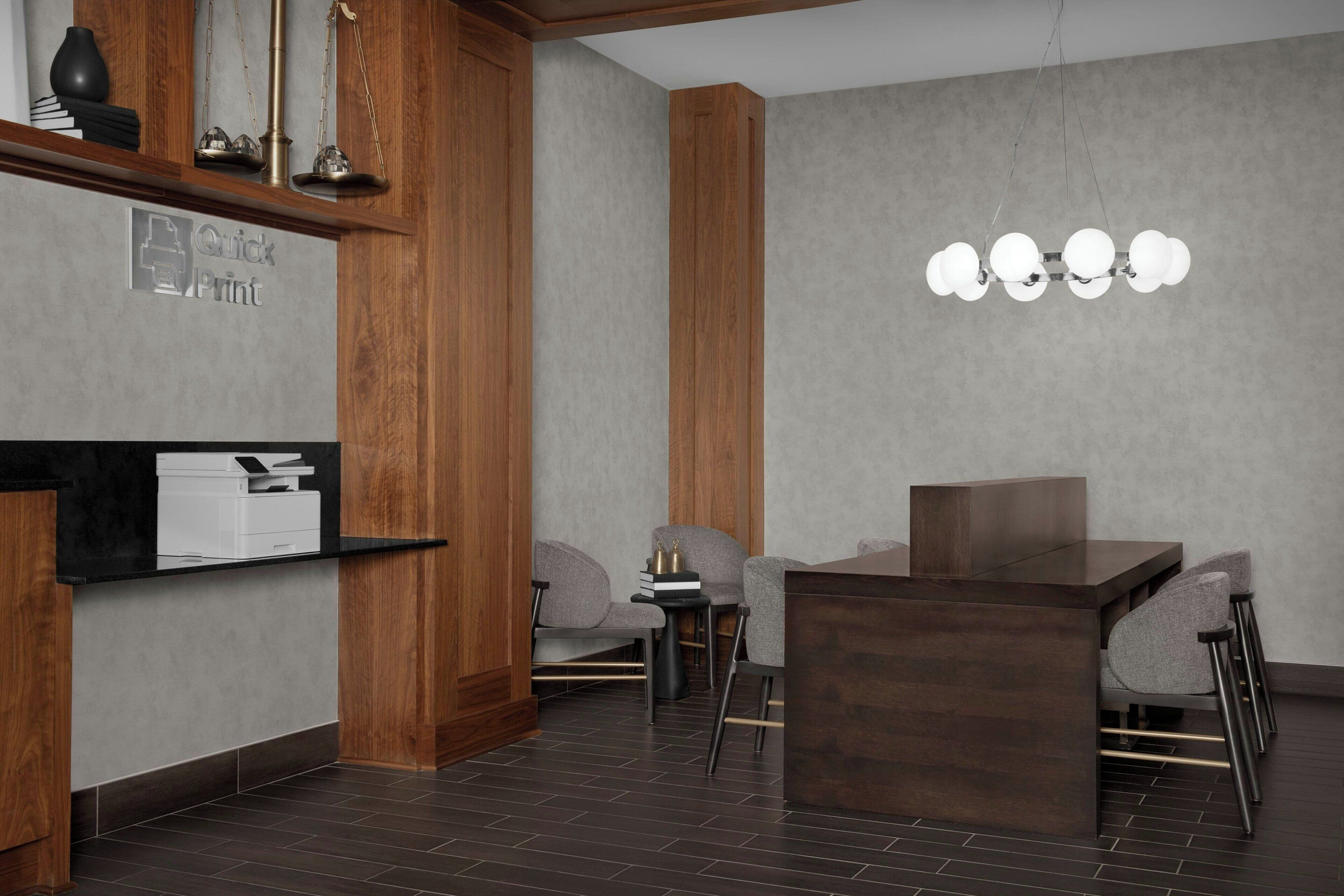 Ein modernes Interieur mit einem Holzkabinett, einem Schreibtisch und einem Stuhl.