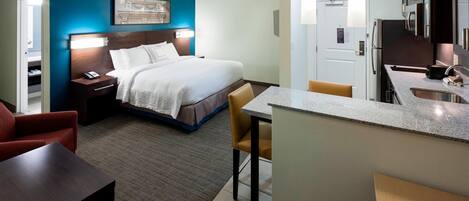 Een bureau, verduisterende gordijnen, een strijkplank/strijkijzer