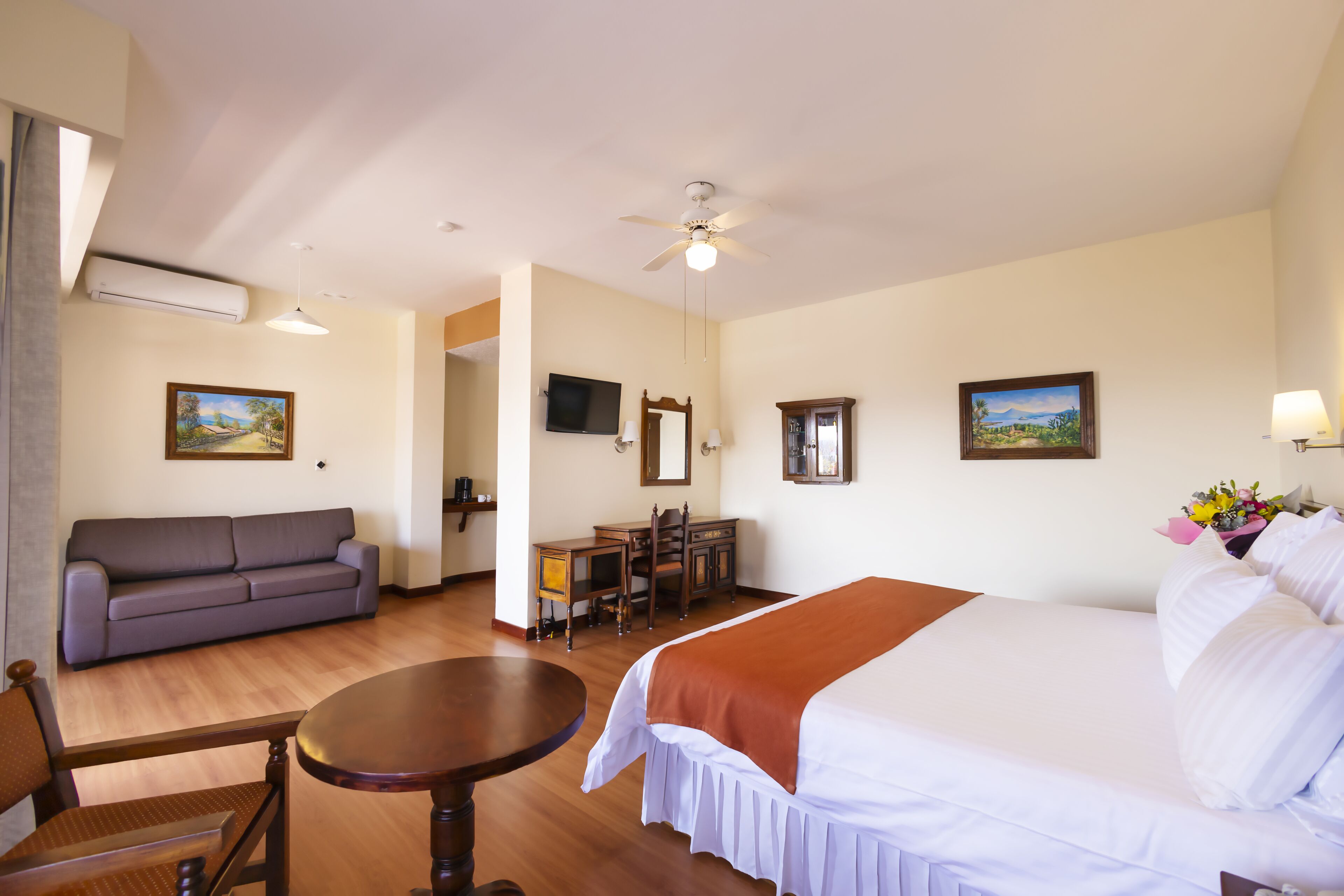 Habitación doble junior | Ropa de cama de alta calidad y caja de seguridad en la habitación 